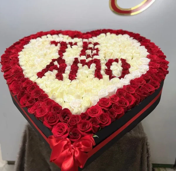 Caja corazon gigante con rosas rojas y blancas