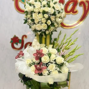 Arreglo floral de 2 pisos con rosas y orquideas