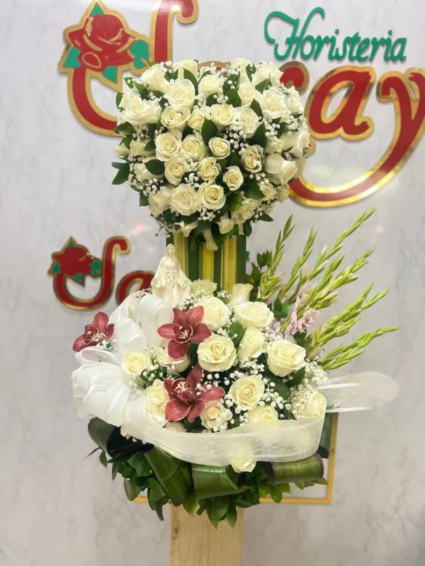 Arreglo floral de 2 pisos con rosas y orquideas