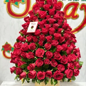 Arreglo floral en piramide con rosas rojas