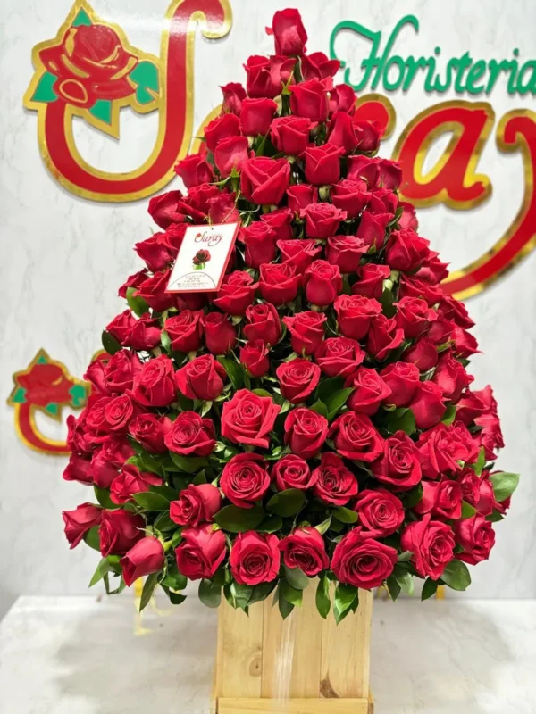 Arreglo floral en piramide con rosas rojas