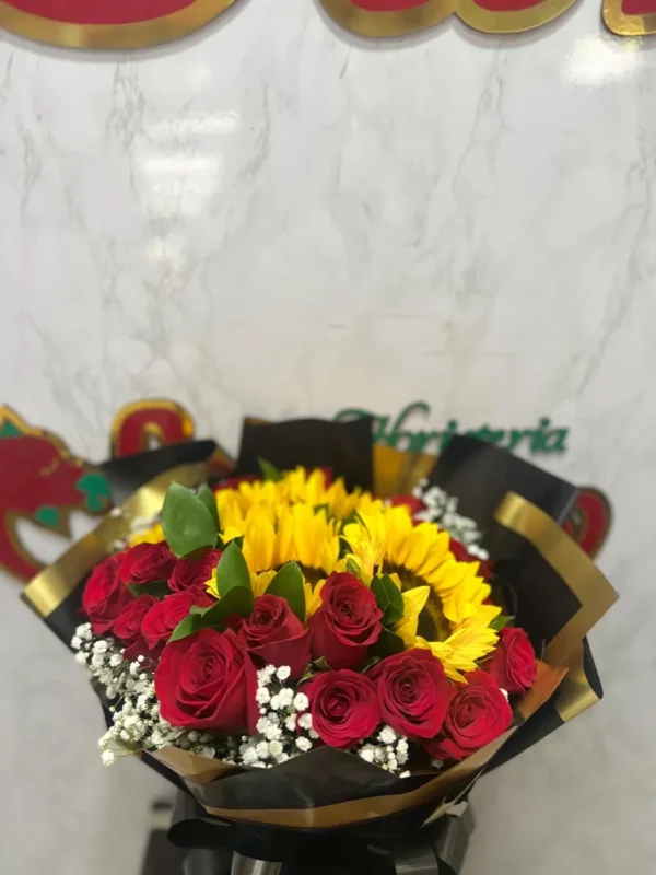 Bouquet con rosas rojas y girasoles