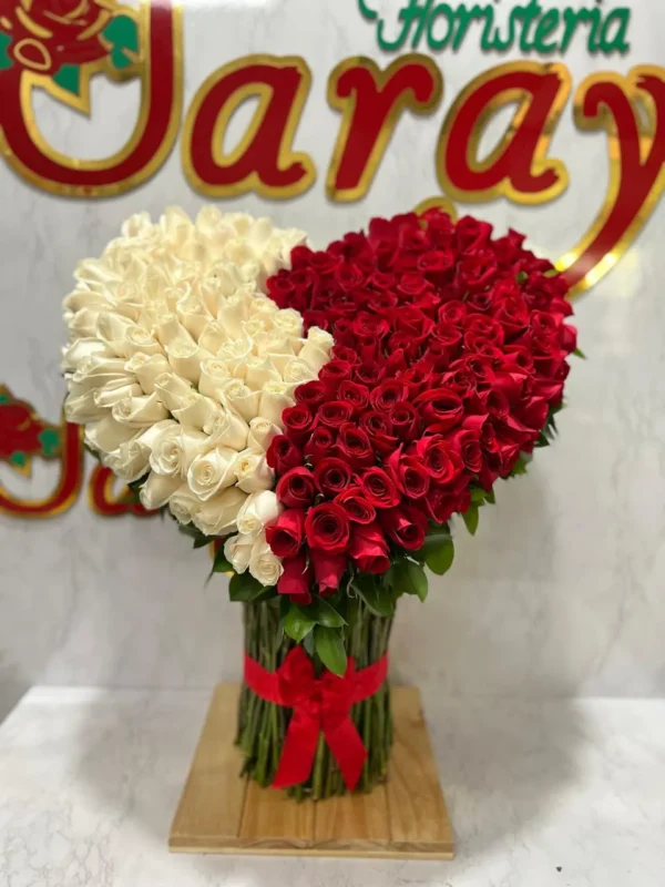 Bouquet corazon con rosas rojas y blancas