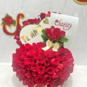 Caja corazon con rosas rojas