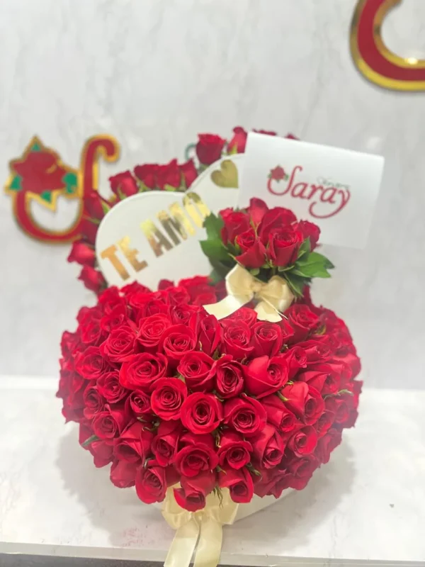 Caja corazon con rosas rojas