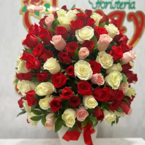 Jarron con rosas surtidas