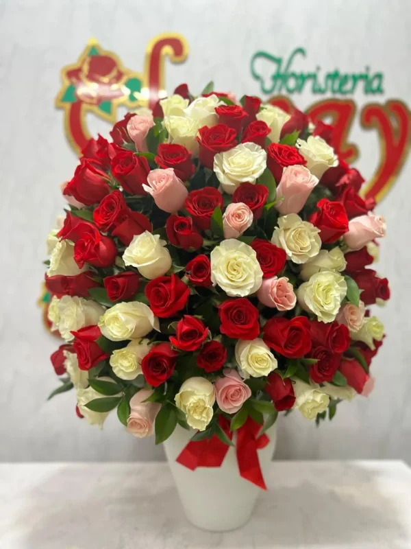 Jarron con rosas surtidas