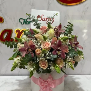 Cilindro con rosas surtidas y orquideas