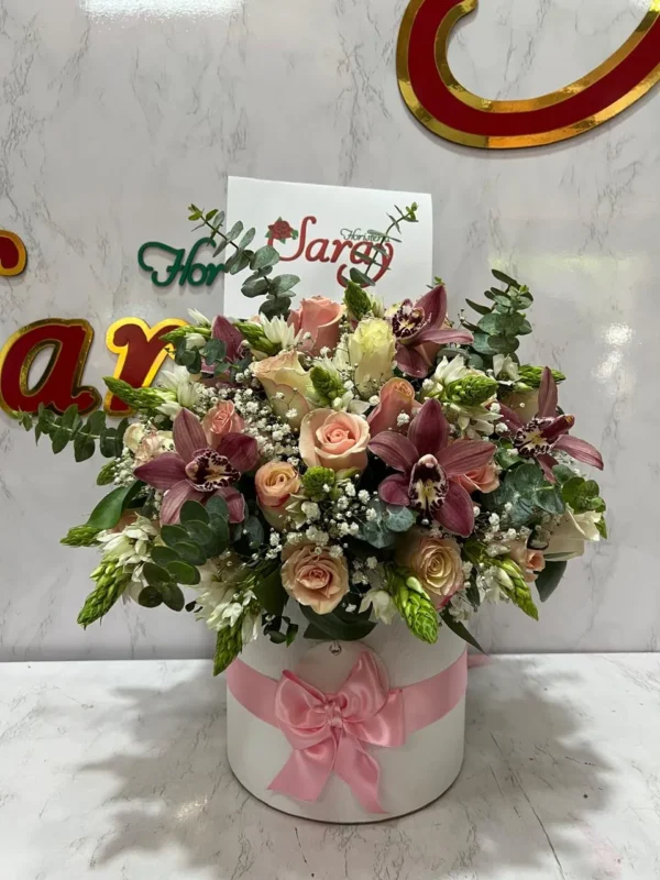 Cilindro con rosas surtidas y orquideas