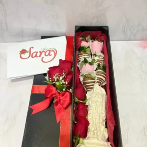 Caja con rosas, virgen de marmolina y fresas con chocolate