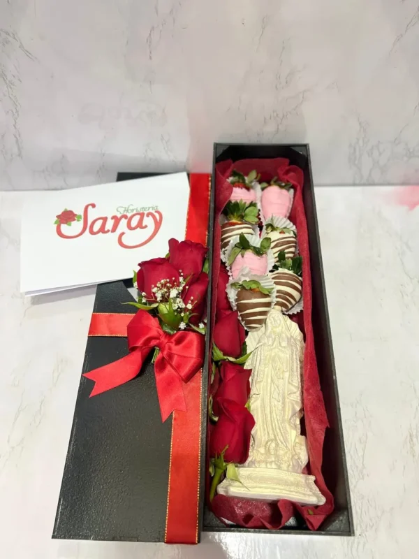 Caja con rosas, virgen de marmolina y fresas con chocolate