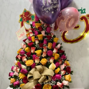 Arreglo floral con rosas surtidas y globos con helio