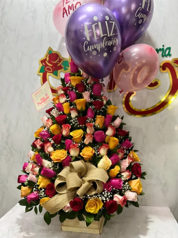 Arreglo floral con rosas surtidas y globos con helio