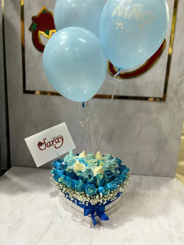 Caja corazon con rosas azules y globos con helio