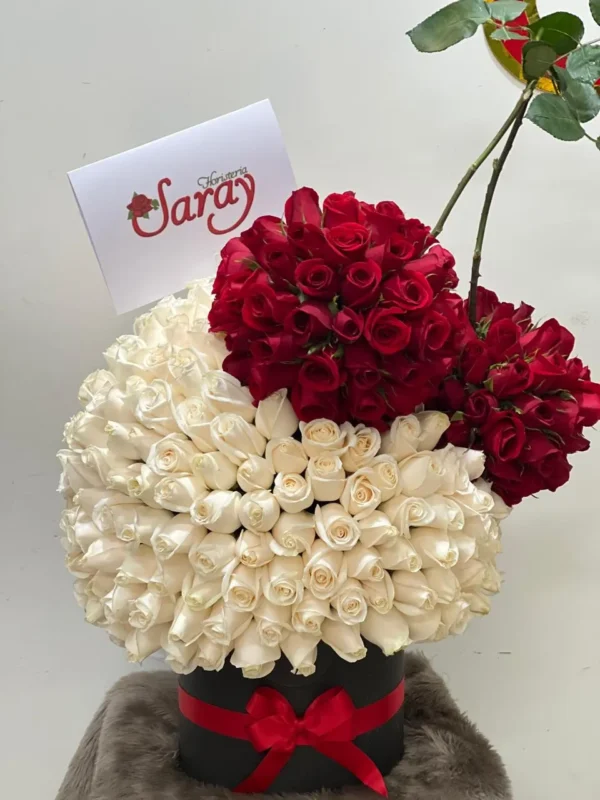 Cilindro gigante con rosas blancas y rojas