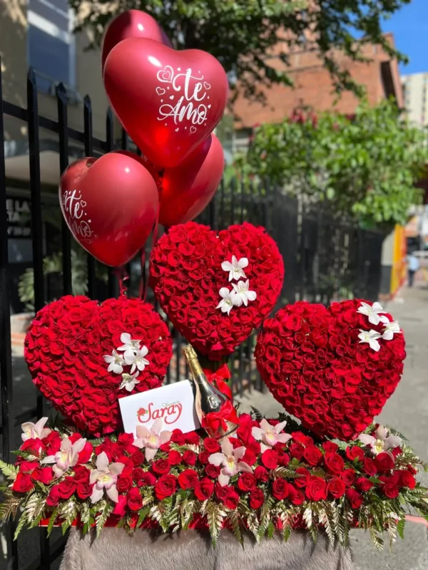 Arreglo floral, tres corazones, jardinera con rosas y orquideas y globos con helio