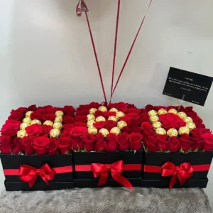 3 cajas con rosas y chocolates Ferrero Rocher. HBD