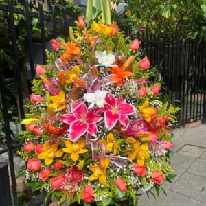 Arreglo floral piramide con rosas surtidas, lirios y orquideas