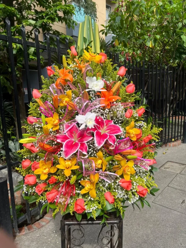 Arreglo floral piramide con rosas surtidas, lirios y orquideas