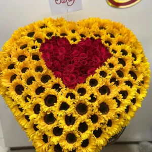 Corazon gigante de girasoles con rosas