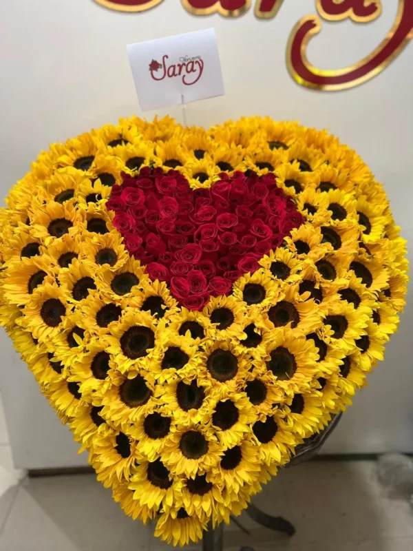 Corazon gigante de girasoles con rosas