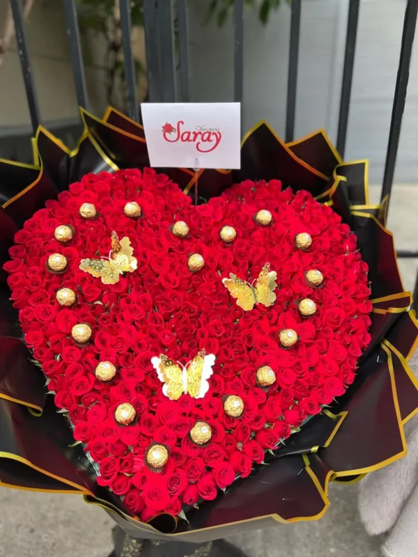 Corazon gigante con rosas rojas y chocolates Ferrero Rocher