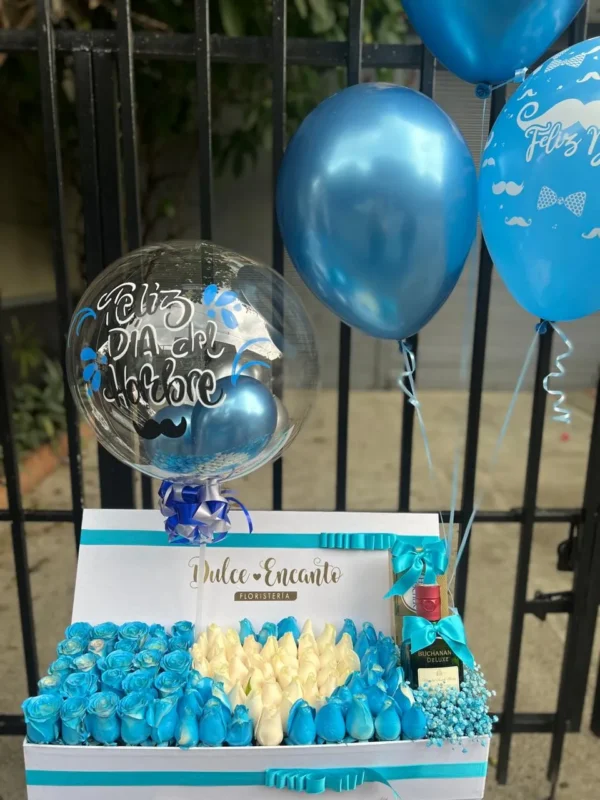 Caja con rosas azules y blancas, botella de Buchana's y globos con helio