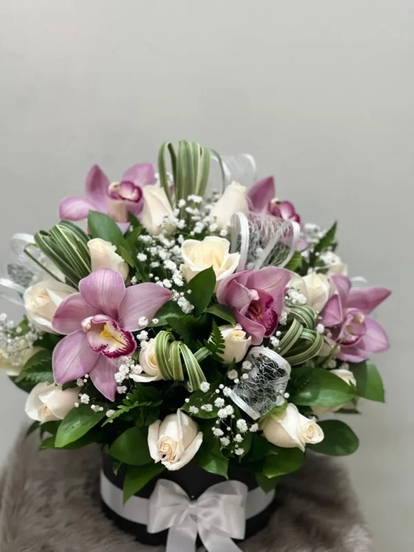 Cilindro con rosas y orquideas