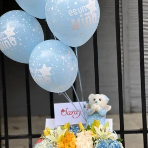 Caja con peluche rosas blancas y amarillas, lirios y ortensias.