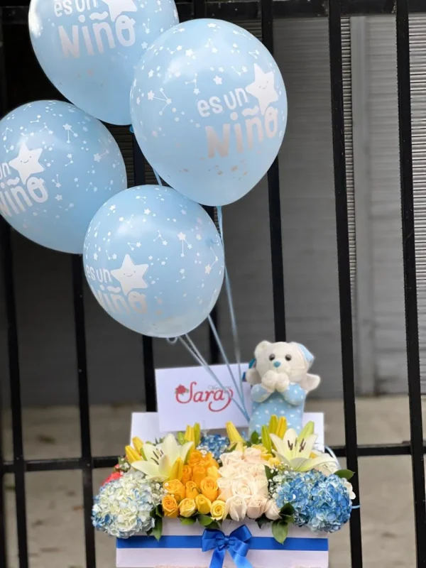 Caja con peluche rosas blancas y amarillas, lirios y ortensias.