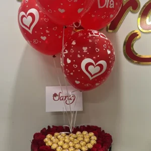 Caja corazon con rosas, chocolates Ferrero Rocher y globos con helio