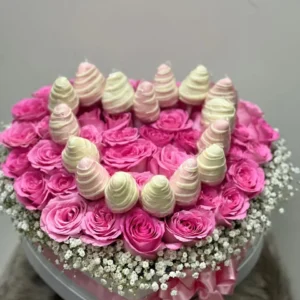 Caja corazon con rosas rosadas y fresas con chocolate.