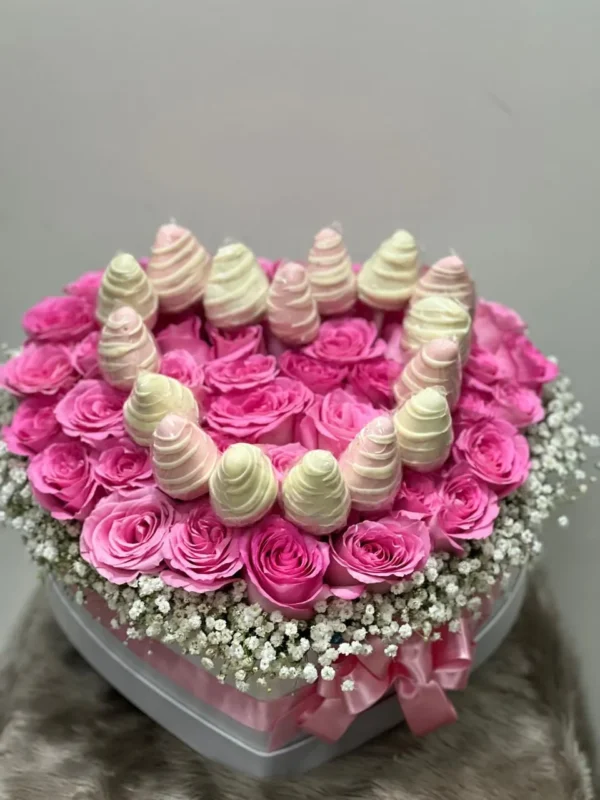 Caja corazon con rosas rosadas y fresas con chocolate.