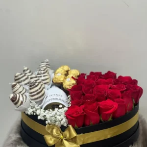 Caja corazon con rosas rojas, botella de JP chenet, chocolates Ferrero Rocher y fresas con chocolate.