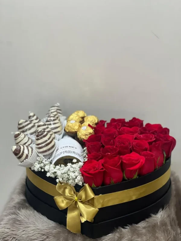 Caja corazon con rosas rojas, botella de JP chenet, chocolates Ferrero Rocher y fresas con chocolate.