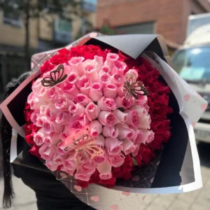 Bouquet gigante de rosas rosadas y rojas.