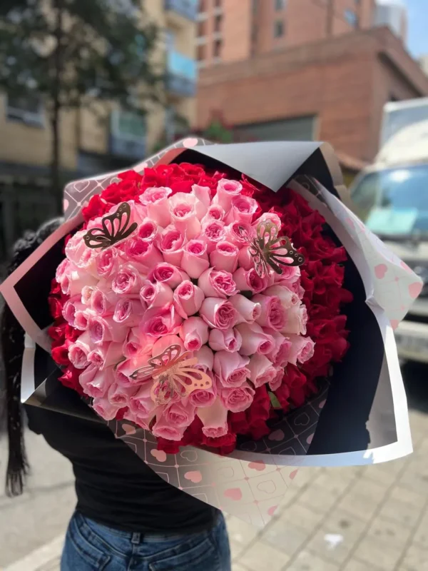 Bouquet gigante de rosas rosadas y rojas.