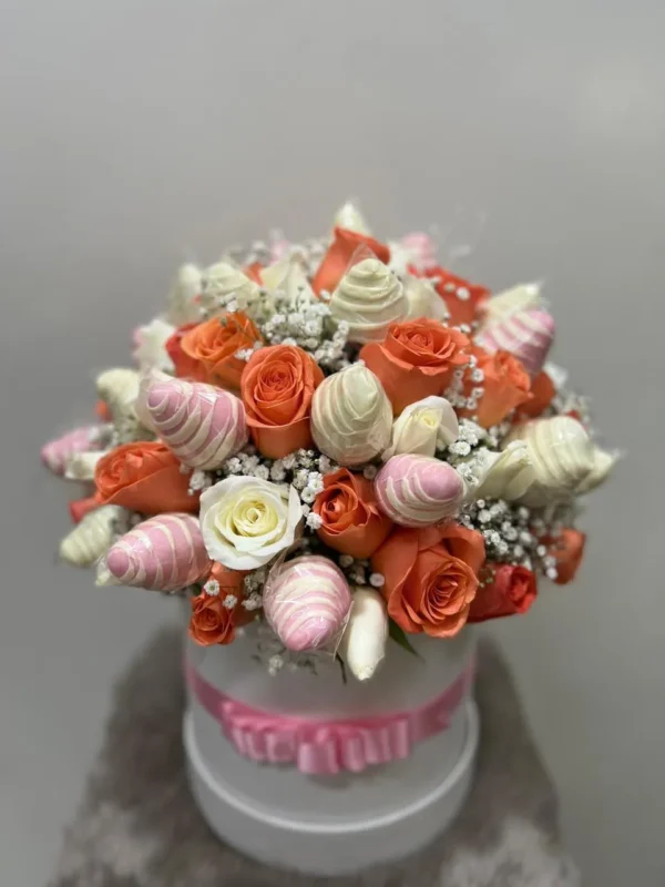 Cilindro con rosas blancas y naranja y fresas con chocolate