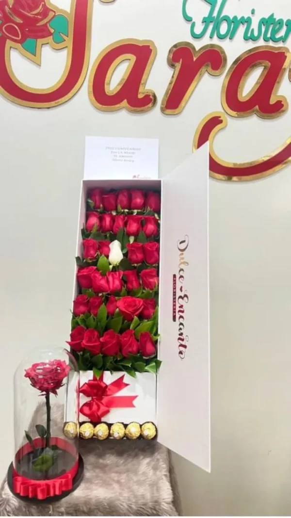 Ca con rosas rojas, chocolates Ferrero Rocher y rosa inmortalizada.