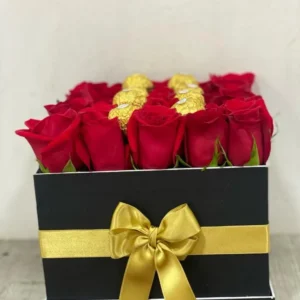 Caja con rosas rojas y chocolates Ferrero Rocher.