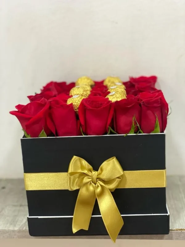 Caja con rosas rojas y chocolates Ferrero Rocher.