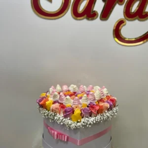 Caja corazon con rosas surtidas y fresas con chocolate.