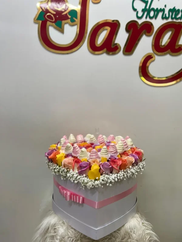 Caja corazon con rosas surtidas y fresas con chocolate.