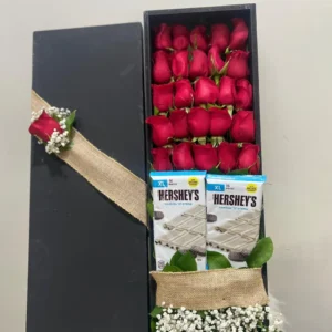 Caja con rosas rojas y chocolatinas Hershey's