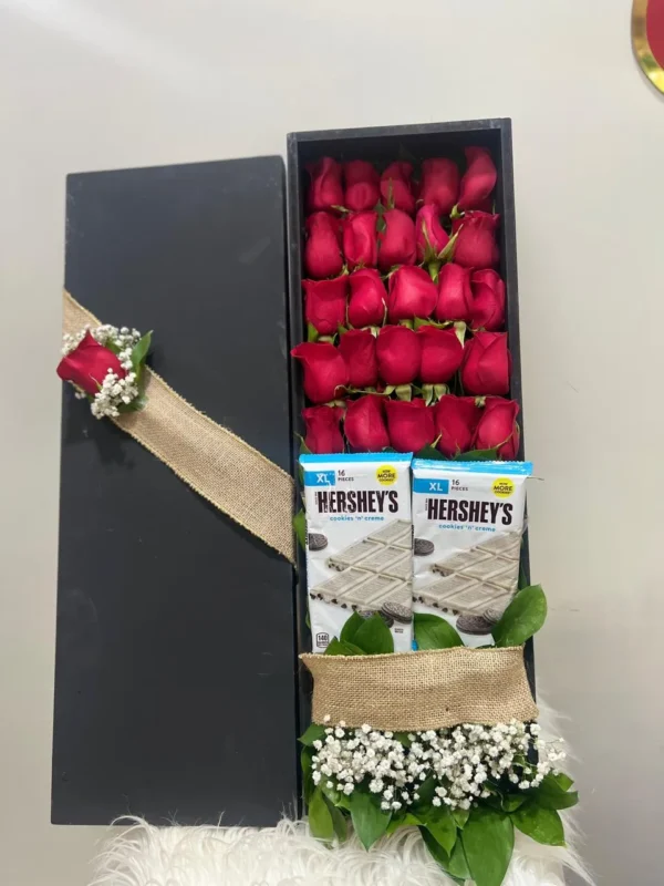 Caja con rosas rojas y chocolatinas Hershey's