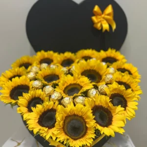 Caja corazon con girasoles y chocolates Ferrero Rocher.