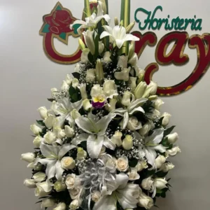 Ramo funebre en rosas blancas. lirios y orquideas.