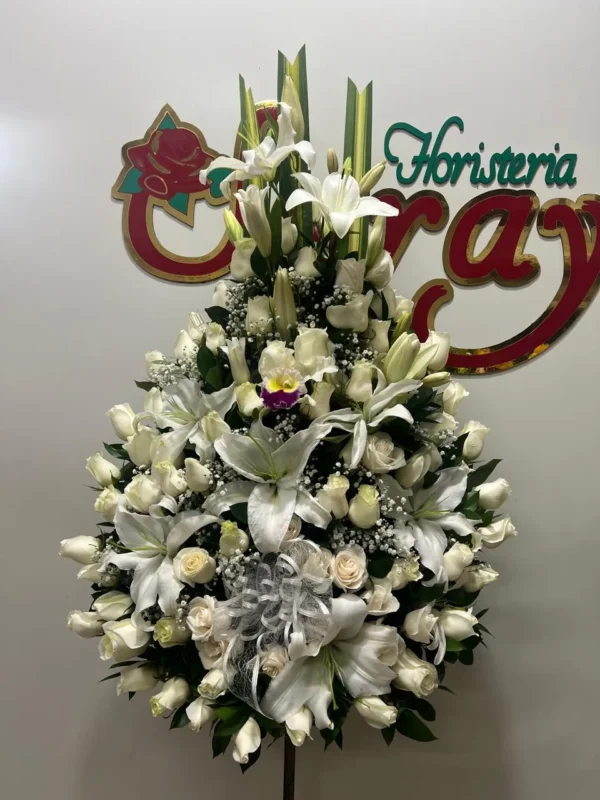 Ramo funebre en rosas blancas. lirios y orquideas.