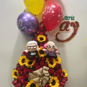 Arreglo floral en rosas rojas con girasoles, peluches y globos con helio.