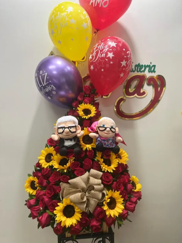 Arreglo floral en rosas rojas con girasoles, peluches y globos con helio.